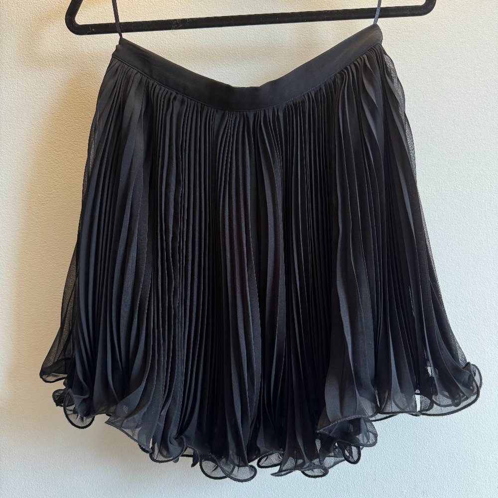 NWOT pleated black mini skirt